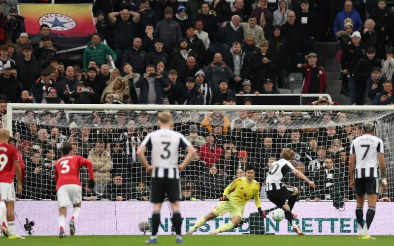 نيوكاسل “المنقوص” يوقف سلسلة كاريك ويهزم مانشستر يونايتد بهدف في الدقائق الأخيرة